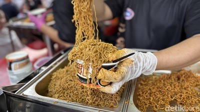 Potret Pengunjung PRJ 2025 Serbu Tenant Makanan Paling Viral