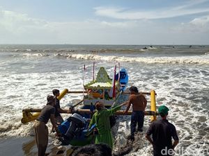 Nelayan Cilacap Larung Kepala Kambing dan Sapi di Nusakambangan