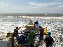 Nelayan Cilacap Larung Kepala Kambing dan Sapi di Nusakambangan