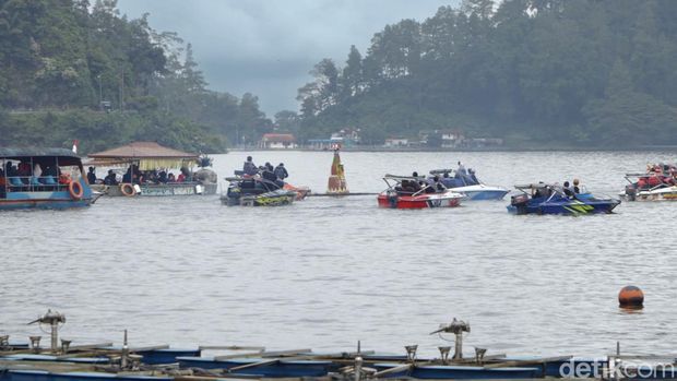 Tradisi Larungan di Telaga Ngebel Ponorogo