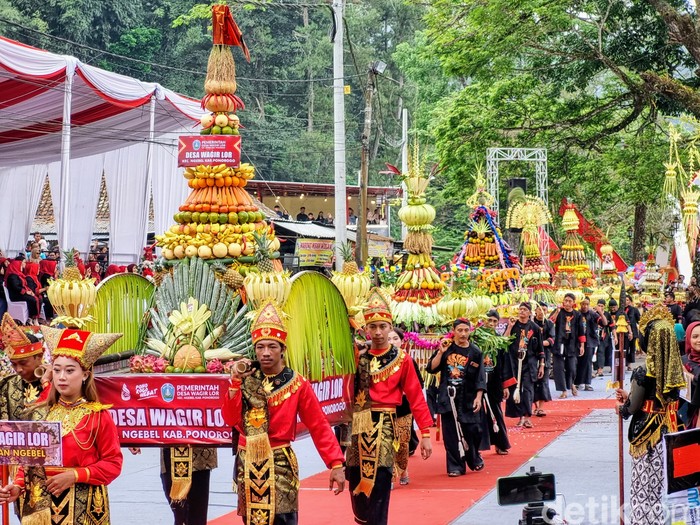 Tradisi Larungan di Telaga Ngebel Ponorogo