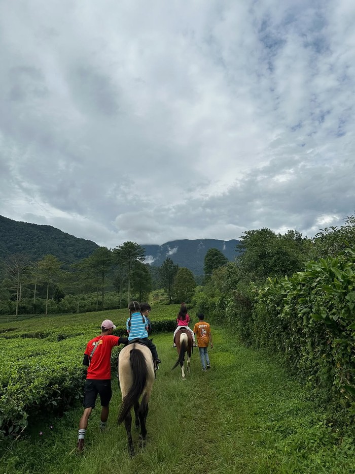 Liburan Yasmine Wildblood di Gunung Mas Puncak