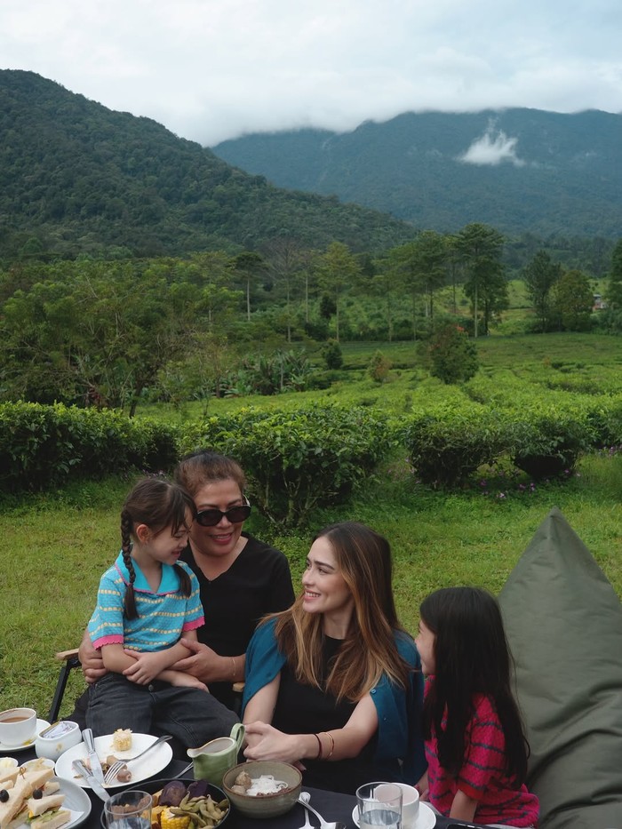 Liburan Yasmine Wildblood di Gunung Mas Puncak