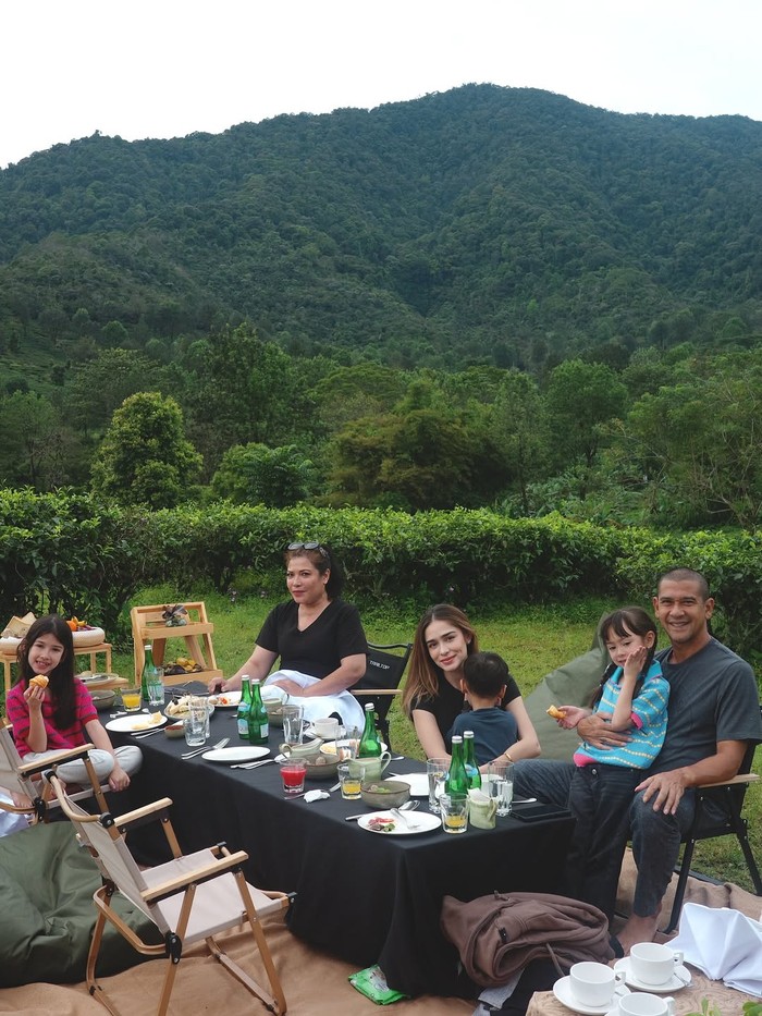 Liburan Yasmine Wildblood di Gunung Mas Puncak