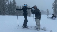 Ini momennya saat menyambut Natal bersama keluarganya dengan datang ke resort ski.