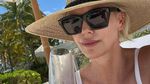 Saat Bintang Old Guard Charlize Theron Liburan