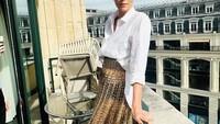 Charlize juga membagikan momoennya saat bertandang ke Paris, Prancis.