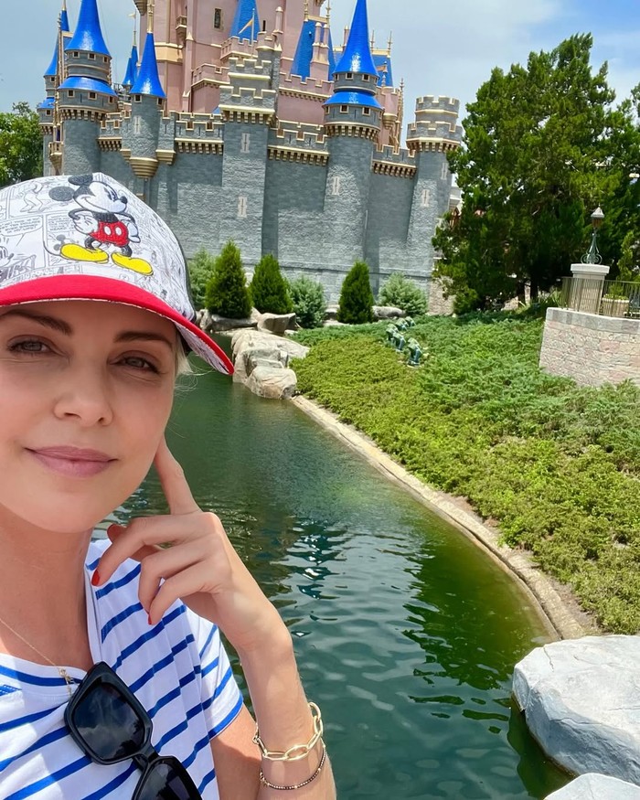 Liburannya Charlize Theron Liburannya Charlize Theron
