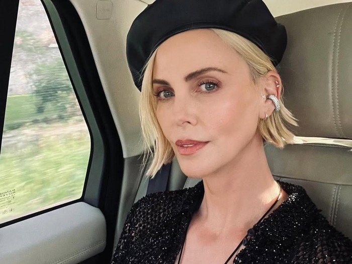 Liburannya Charlize Theron