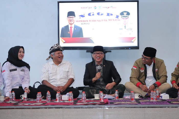 Menteri Desa dan Pembangunan Daerah Tertinggal (Mendes PDT) Yandri Susanto berdialog dengan warga desa sekaligus menginap di Desa Kucur, Kabupaten Malang, Kamis (26/6/2025).