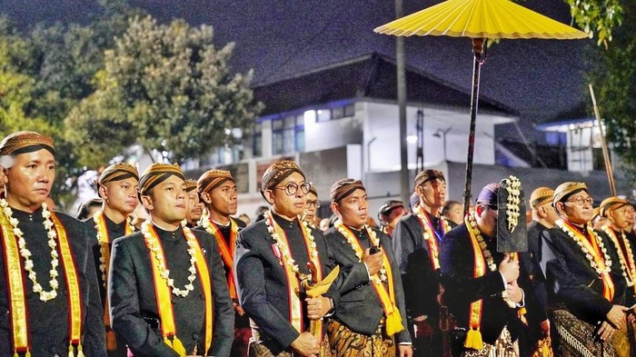 Menteri Kebudayaan RI Fadli Zon turut serta dalam prosesi Kirab Malam 1 Suro yang diselenggarakan oleh Keraton Kasunanan Surakarta Hadiningrat