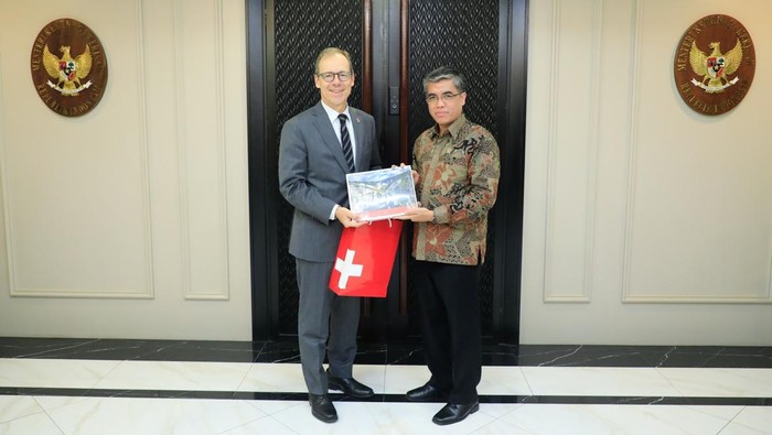 Menteri Ketenagakerjaan RI Yassierli, menerima kunjungan kehormatan Duta Besar Swiss untuk Indonesia, Timor Leste dan ASEAN Olivier Zehnder