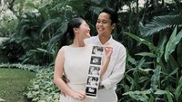 Dilihat dari Instagram, Sabtu (28/6/2025), Mitzi Abigail membagikan foto dengan menunjukkan hasil USG. Ia berpose tersenyum dengan Anthony Ginting. (Foto: dok Instagram mitziabigail)