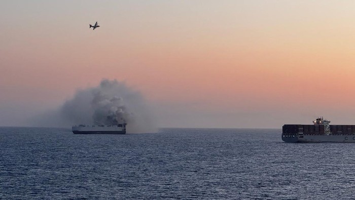Morning Midas Tenggelam Smoke rises from a fire aboard the cargo vessel Morning Midas, carrying around 3,000 vehicles, including 800 electric vehicles, approximately 300 miles south of Adak, Alaska, U.S. June 3, 2025. U.S. Coast Guard/Roland Hobson/Handout via REUTERS. THIS IMAGE HAS BEEN SUPPLIED BY A THIRD PARTY