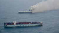 Kapal bernama Morning Midas berbendera Liberia itu pertama kali dilaporkan terbakar pada Selasa, 3 Juni 2026. Kapal akhirnya tenggelam pada Senin, 23 Juni 2026, di perairan internasional sekitar 724 km barat daya Adak, Alaska. Penjaga Pantai Amerika Serikat menyebut kapal itu terbalik sekitar pukul 17.35 waktu setempat, lalu tenggelam hingga kedalaman sekitar 16.400 kaki (sekitar 4.999 meter). Total ada 3.048 kendaraan di dalamnya, termasuk 681 mobil hybrid dan 70 mobil listrik (EV). Foto: via REUTERS/US Coast Guard