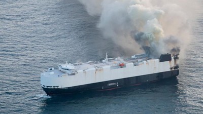 Terbakar 3 Minggu, Kapal Pembawa Mobil Listrik Akhirnya Tenggelam