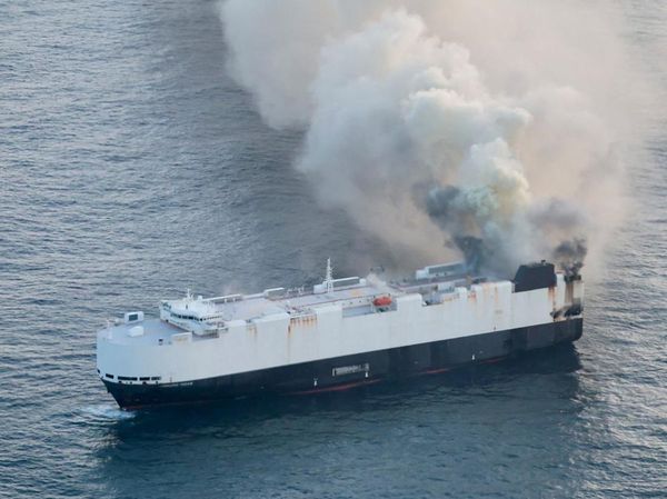 Terbakar 3 Minggu, Kapal Pembawa Mobil Listrik Akhirnya Tenggelam