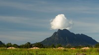 Mount Santubong setinggi 810 meter di dekat Kuching, memiliki medan curam dan menantang dengan berbagai rintangan, sehingga pendakian memakan waktu lebih dari enam jam. Foto: Dustin Iskandar/flickr
