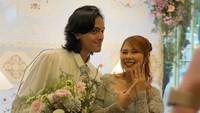 Nadin Amizah resmi bertunangan dengan rekan seprofesinya sebagai penyanyi, Faishal Tanjung, pada Jumat (27/6/2025). (Foto: dok Instagram vidialdiano)