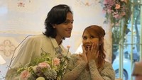 Nadin Amizah tampak bahagia resmi bertunangan dengan Faishal Tunjang. (Foto: dok Instagram vidialdiano)