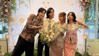 Vidi Aldiano dan Sheila Dara berpose bareng calon pengantin, Nadin Amizah dan Faishal Tanjung. (Foto: dok Instagram vidialdiano)