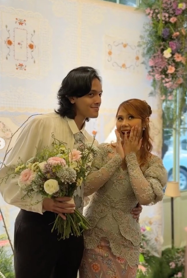 Penyanyi Nadin Amizah membagikan kabar bahagia melalui unggahan Instagram Storynya pada Jumat (27/6/25). Ia resmi dilamar sang kekasih, Faishal Tanjung, dalam sebuah acara yang berlangsung secara hangat dan intim. Foto: Instagram/@cakecaine/@vidialdiano