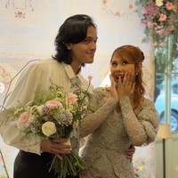 Penyanyi Nadin Amizah membagikan kabar bahagia melalui unggahan Instagram Storynya pada Jumat (27/6/25). Ia resmi dilamar sang kekasih, Faishal Tanjung, dalam sebuah acara yang berlangsung secara hangat dan intim. Foto: Instagram/@cakecaine/@vidialdiano