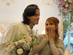 7 Foto Lamaran Nadin Amizah dan Faishal Tanjung, Pakai Kebaya Vintage Unik