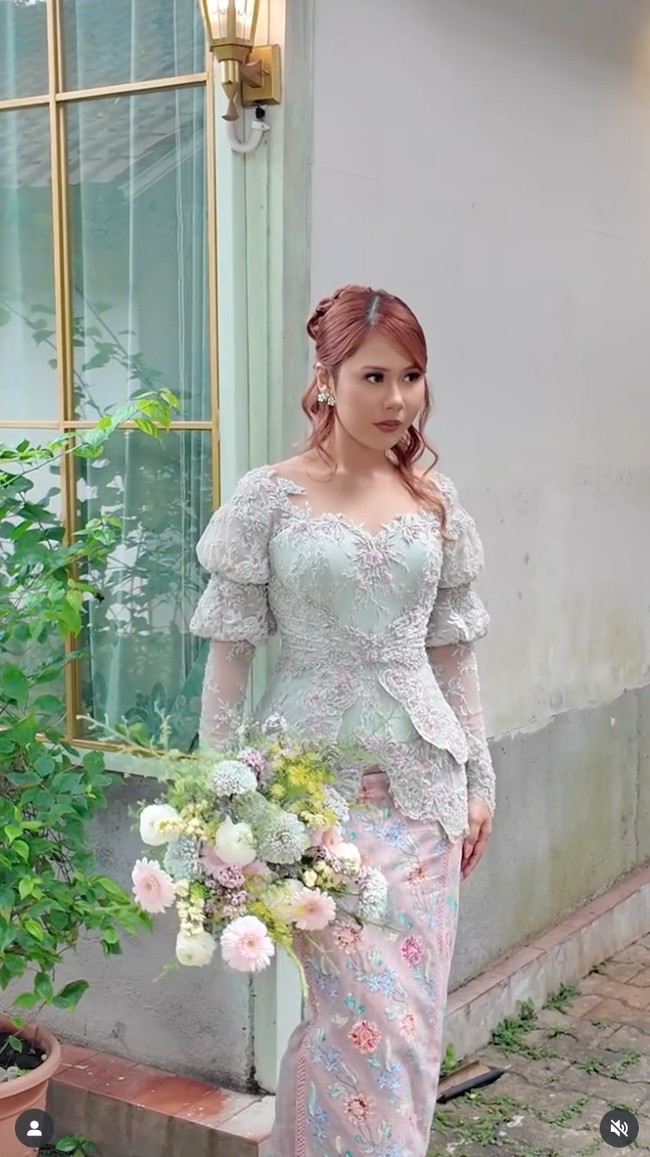 Di momen tersebut, Nadin mencuri perhatian lewat penampilannya yang memukau dalam balutan kebaya bergaya vintage. Kebaya yang dikenakan Nadin sendiri diketahui merupakan rancangan dari Wiranti Kurnia. Foto: Instagram/@cakecaine/@vidialdiano