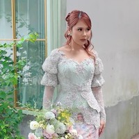 Di momen tersebut, Nadin mencuri perhatian lewat penampilannya yang memukau dalam balutan kebaya bergaya vintage. Kebaya yang dikenakan Nadin sendiri diketahui merupakan rancangan dari Wiranti Kurnia. Foto: Instagram/@cakecaine/@vidialdiano