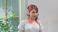 Melengkapi penampilannya Nadin memilih riasan natural dengan nuansa pink dan peach yang menonjolkan fitur wajahnya. Hasil tangan MUA Kanya Putri, penampilan Nadin tampak segar dan lembut. Foto: Instagram/@cakecaine/@vidialdiano