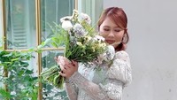 Nadin tampil mengenakan kebaya berwarna hijau pastel yang memberi kesan tenang, mewah, dan klasik. Dipercantik dengan bordir motif floral berwarna pink lembut, memberikan kesan feminin dan romantis. Sebagai bawahan, Nadin memilih kain batik panjang motif floral dengan warna pastel senada. Foto:... Instagram/@cakecaine/@vidialdiano