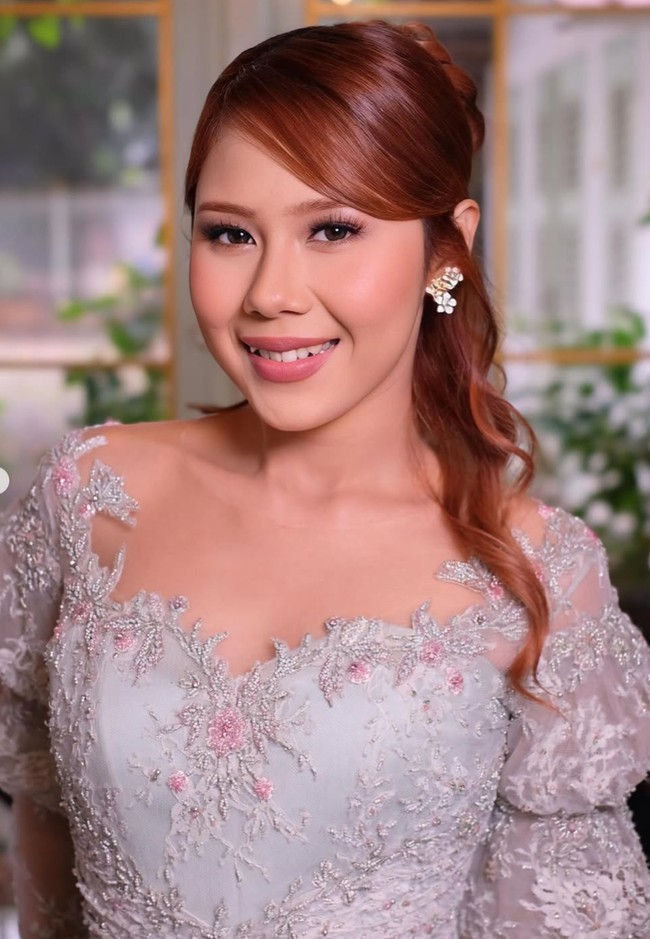 Melengkapi penampilannya Nadin memilih riasan natural dengan nuansa pink dan peach yang menonjolkan fitur wajahnya. Hasil tangan MUA Kanya Putri, penampilan Nadin tampak segar dan lembut. Foto: Instagram/@cakecaine/@vidialdiano