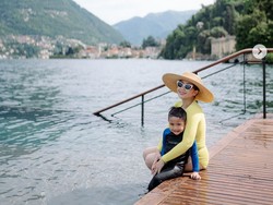 8 Gaya Nagita Slavina di Italia, Pakai Baju Renang Rp 1,5 Juta Curi Atensi