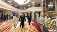 Kim telah membangun kembali kota tepi laut Wonsan, tujuan liburan bagi penduduk setempat, untuk mengubahnya menjadi pusat wisata bernilai miliaran dolar. Rencana pembangunan untuk Wonsan telah menjamur sejak pertama kali diumumkan pada tahun 2014. Foto: via REUTERS/KCNA