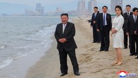 Melansir Reuters yang mengutip kantor berita Korea Utara, dengan kepuasan yang luar biasa, Kim menghadiri upacara peresmian untuk kawasan wisata pesisir Wonsan Kalma yang dapat menampung sekitar 20.000 pengunjung dan mengatakan negara itu akan segera membangun lebih banyak zona wisata berskala besar. Foto: via REUTERS/KCNA