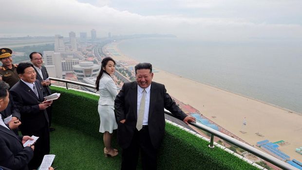 North Korean leader Kim Jong Un and his daughter Kim Ju Ae stand on a balcony facing the beach during a ceremony to celebrate the completion of the Wonsan Kalma Coastal Tourist Zone, in Wonsan, in North Korea, June 24, 2025.  KCNA via REUTERS    ATTENTION EDITORS - THIS IMAGE WAS PROVIDED BY A THIRD PARTY. REUTERS IS UNABLE TO INDEPENDENTLY VERIFY THIS IMAGE. NO THIRD PARTY SALES. SOUTH KOREA OUT. NO COMMERCIAL OR EDITORIAL SALES IN SOUTH KOREA.     TPX IMAGES OF THE DAY
