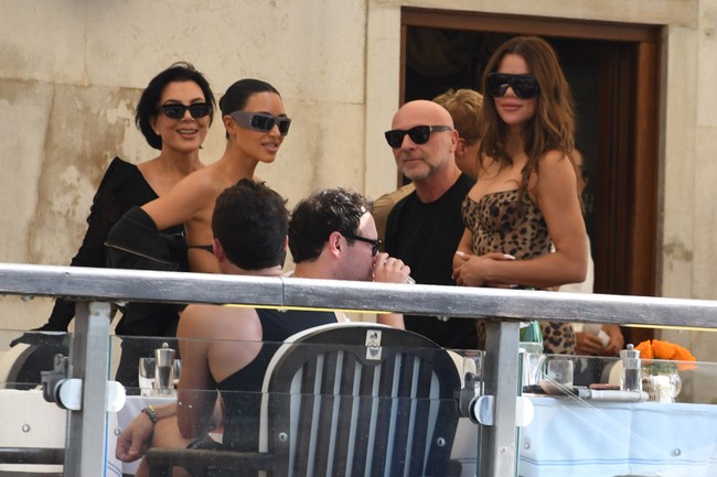 Keakraban Orlando Bloom dan Kim Kardashian di Venesia jadi sorotan karena sebelumnya aktor film The Cut itu pernah tertangkap kamera tengah memandangi bagian belakang tubuh Kim saat makan malam Caring for Women pada September 2024. Saat itu Orlando berdiri dengan tangan memeluk pinggang Katy Perry, sementara pandangannya tertuju ke arah Kim.  Foto: GC Images/Ernesto Ruscio