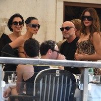 Keakraban Orlando Bloom dan Kim Kardashian di Venesia jadi sorotan karena sebelumnya aktor film The Cut itu pernah tertangkap kamera tengah memandangi bagian belakang tubuh Kim saat makan malam Caring for Women pada September 2024. Saat itu Orlando berdiri dengan tangan memeluk pinggang Katy Perry, sementara pandangannya tertuju ke arah Kim.  Foto: GC Images/Ernesto Ruscio