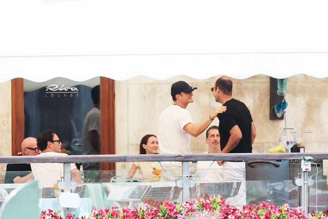 Saat berada di Venesia, selain menghabiskan waktu dengan Kim Kardashian, Orlando Bloom juga terlihat berbincang akrab dengan pendiri rumah mode Dolce & Gabbana, Domenico Dolce.  Foto: GC Images/Ernesto Ruscio