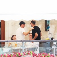 Saat berada di Venesia, selain menghabiskan waktu dengan Kim Kardashian, Orlando Bloom juga terlihat berbincang akrab dengan pendiri rumah mode Dolce & Gabbana, Domenico Dolce.  Foto: GC Images/Ernesto Ruscio