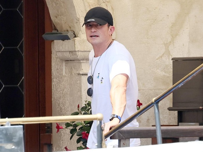 Orlando Bloom datang sendiri ke Venesia untuk menghadiri pernikahan Jeff Bezos dan Lauren Sanchez.