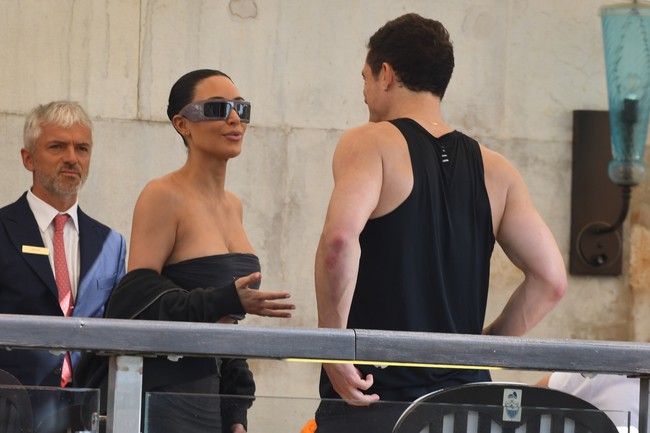 Saat bertemu Kim Kardashian, Orlando Bloom tampak memberikan cium jauh. Mantan suami Miranda Kerr itu kemudian menghabiskan waktu bersama Kim, Khloe dan beberapa teman dekat lainnya di Venesia. Foto: GC Images/Luigi Iorio