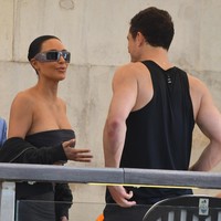 Saat bertemu Kim Kardashian, Orlando Bloom tampak memberikan cium jauh. Mantan suami Miranda Kerr itu kemudian menghabiskan waktu bersama Kim, Khloe dan beberapa teman dekat lainnya di Venesia. Foto: GC Images/Luigi Iorio