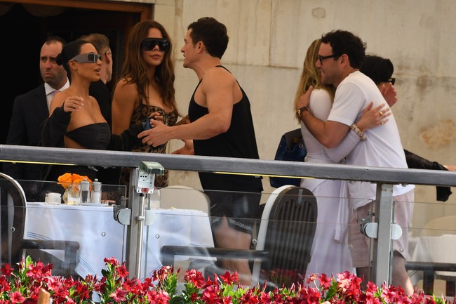 Orlando Bloom datang sendirian ke Venesia di tengah kabar dirinya dan Katy Perry sudah mengakhiri pertunangan mereka. Saat berada di Venesia, aktor 48 tahun itu tampak akrab dengan Kim Kardashian dan keluarga Kardashian lainnya. Foto: GC Images/Luigi Iorio