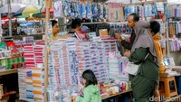 Biasanya kawasan ini akan semakin ramai pembeli menjelang tahun ajaran baru dimulai. 