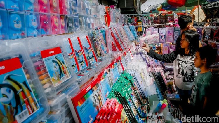 Perlengkapan Sekolah Harga Miring, Pasar Asemka Diserbu Warga