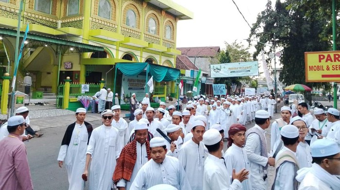 Pawai 1 Muharram yang diikuti ratusan orang di Bangil, Pasuruan.