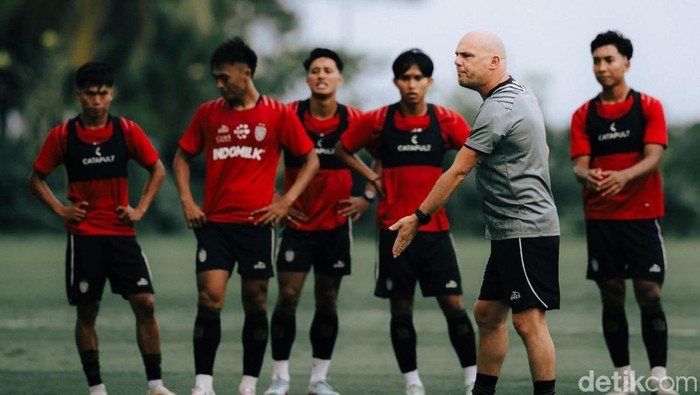 Pelatih baru Bali United, Johnny Jansen saat memberikan instruksi kepada pemain dalam latihan perdana di Bali United Training Center, Kamis (26/6/2025).