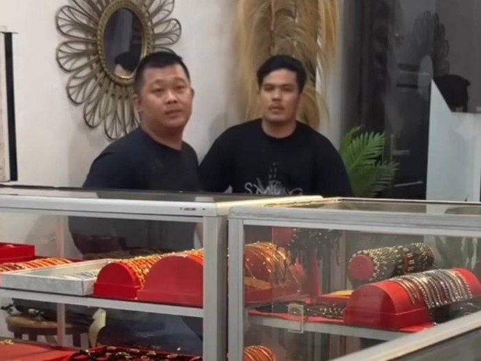 Pria yang mengaku anggota BIN (kiri) mendatangi toko emas di Medan